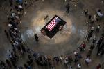 Tusindvis af amerikanere stod i kø for at sige et sidste farvel til John McCain. Også familiemedlemmer samt politiske kolleger var kommet til Washington for at mindes politikeren, der døde 25. august som følge af en kræftsygdom.  J. Scott Applewhite/AP