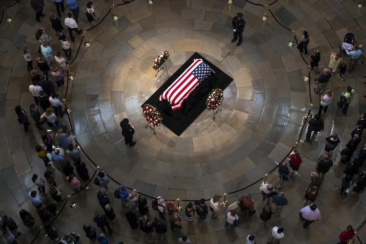 Tusindvis af amerikanere stod i kø for at sige et sidste farvel til John McCain. Også familiemedlemmer samt politiske kolleger var kommet til Washington for at mindes politikeren, der døde 25. august som følge af en kræftsygdom.  J. Scott Applewhite/AP