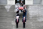 John McCains kiste bæres ud fra Capitol-bygningen i Washington, D..C., på vej mod Washington National Cathedral, hvor mindehøjtideligheden fandt sted. Marvin Joseph/AP