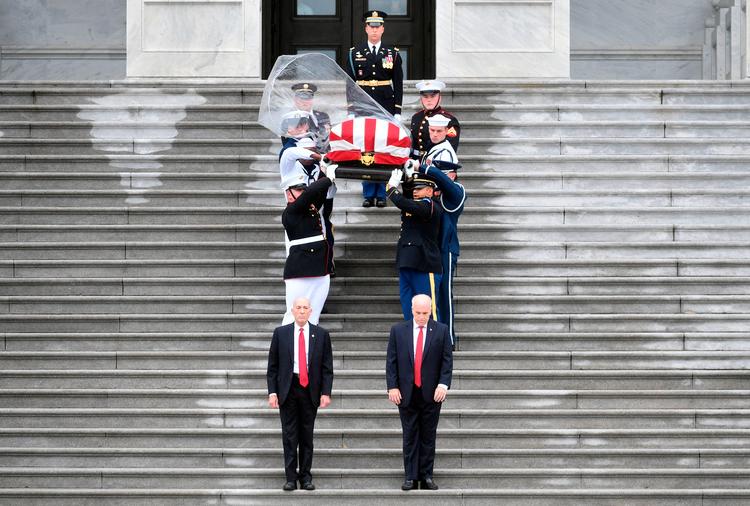 John McCains kiste bæres ud fra Capitol-bygningen i Washington, D..C., på vej mod Washington National Cathedral, hvor mindehøjtideligheden fandt sted. Marvin Joseph/AP
