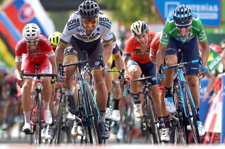 Alejandro Valverde i den grønne pointtrøje presser cyklen forbi verdensmesteren Peter Sagan til sejr på 8. etape.
   Jorge Guerrero/Ritzau Scanpix