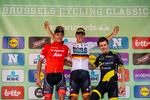 Den tyske mester Pascal Ackermann har forståeligt nok det største smil på ved hyldestseancen efter Brussels Cycling Classic, hvor han flankeres af nr. 2 belgieren Jasper Stuyven (t.v.) og franskmanden Thomas Boudat. Foto: Brussels Cycling Classic. 