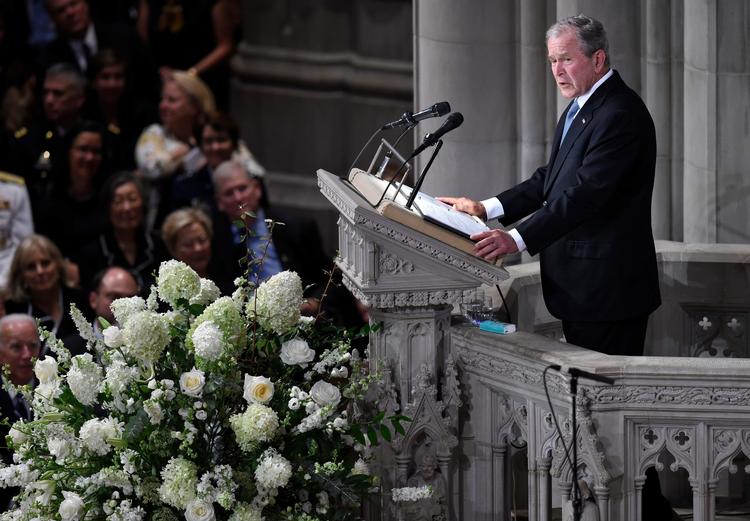 Blandt talerne til begravelsesceremonien var tidligere præsident  George W. Bush.  Saul Loeb/Ritzau Scanpix