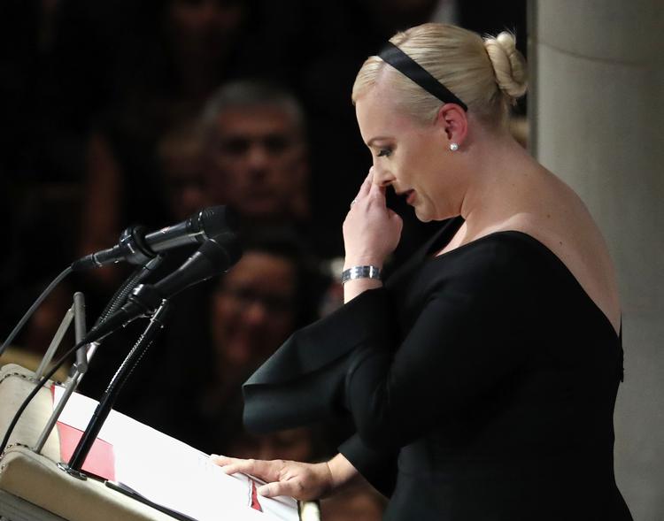 Meghan McCain havde svært ved at holde tårerne tilbage, da hun talte ved sin fars mindehøjtidelighed.  Pablo Martinez Monsivais/AP