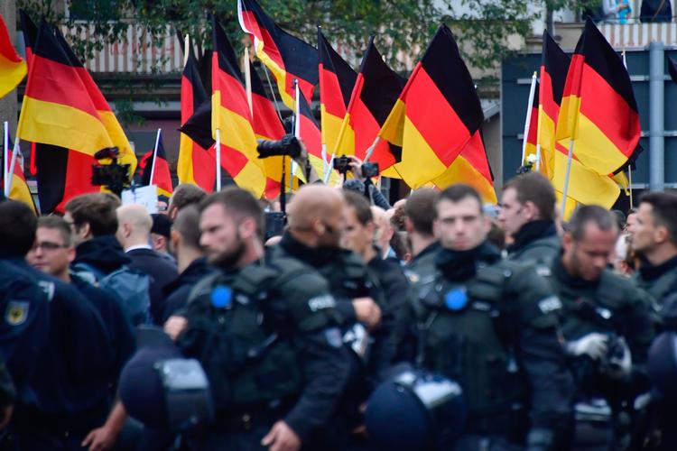 
    Et enorm politilopbud med betjente fra flere tyske delstater var i dag udkommanderet til Chemnitz. John Macdougall/Ritzau Scanpix