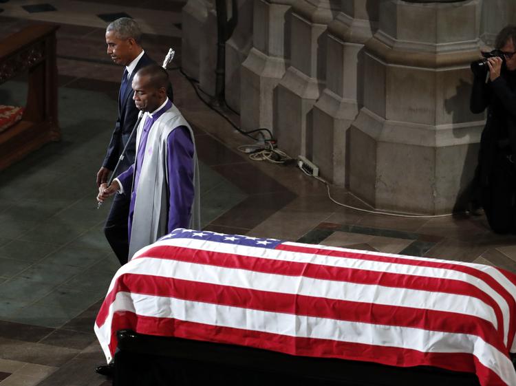 Obama afsluttede sin tale med at gå ned og omfavne John McCains enke, Cindy McCain. 
    Pablo Martinez Monsivais/Ritzau Scanpix