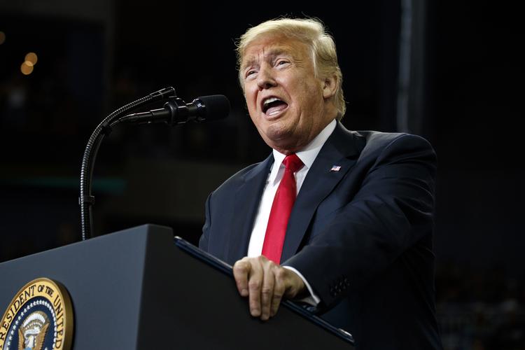 Ifølge kritikerne er Donald Trump nu ved at misbruge USA’s position. Evan Vucci/AP