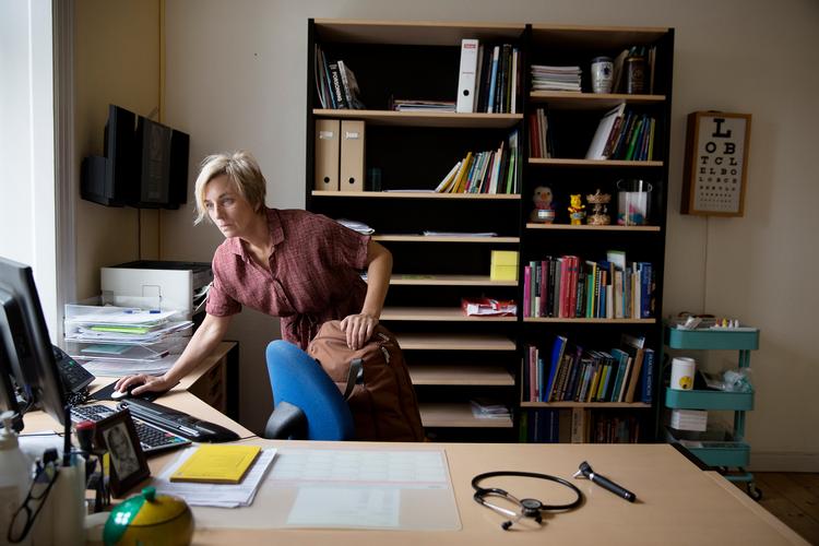 Større klinikker med flere læger og personale har politikerne prædiket i årevis, men ifølge Eva Lind, der nu stopper som praktiserende læge, er det ikke løsningen. ”Sygeplejersker kan ikke håndtere de svært mulitsyge, vi overtager fra hospitalerne. Dem med akutte forværringer, medicinændringer, kommunale attester og samtaleforløb fylder i stigende grad. Mere personale er ikke svaret”, siger hun. Thomas Borberg/POLFOTO