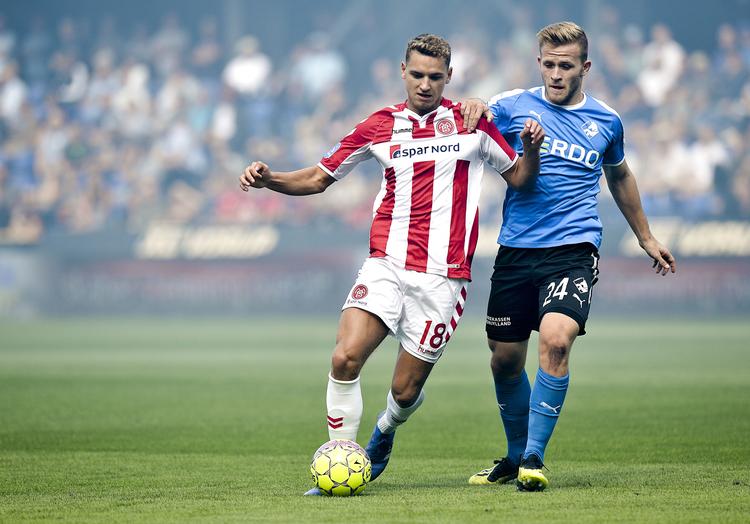  AaB's Rasmus Thellufsen (tv) i kamp om bolden med  Jonas Bager fra Randers.  Norde Ernst Van/Ritzau Scanpix
