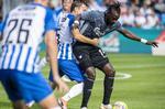 Esbjergs Markus Halsti forsøger at stoppe   Dame N'Doye fra FC København.  John Randeris/Ritzau Scanpix