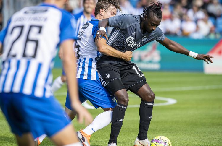 Esbjergs Markus Halsti forsøger at stoppe   Dame N'Doye fra FC København.  John Randeris/Ritzau Scanpix