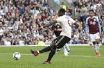 Paul Pogba brændte et straffespark, men det bragte ikke Manchester Uniteds sejr i fare. Martin Rickett/AP