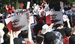 »Slå ned på forbrydelserne!«, lød det tidligere på året, da tusindvis af kvinder gik på gaden i Seoul for at protestere mod de skjulte kameraer.  Ryu Hyo-lim/AP