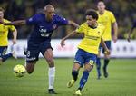 FC Midtjyllands Ayo Simon Okosun beskytter bolden i en nærkamp med  Hany Mukhtar fra Brøndby. Liselotte Sabroe/Ritzau Scanpix