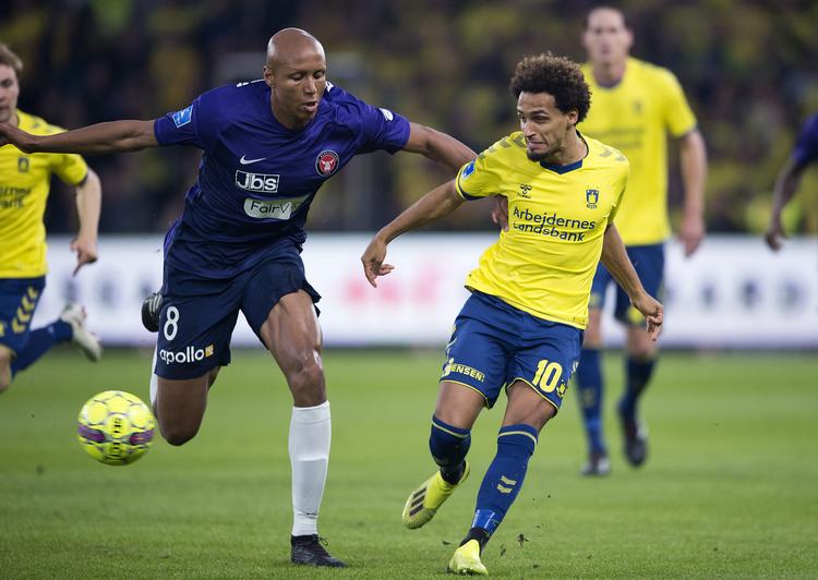 FC Midtjyllands Ayo Simon Okosun beskytter bolden i en nærkamp med  Hany Mukhtar fra Brøndby. Liselotte Sabroe/Ritzau Scanpix