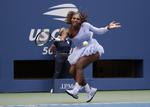 Serena Williams returnerer en bold fra Kaia Kanepi ved midnat dansk tid i New York, hvor amerikaneren sikrede sig plads i US Open-kvartfinalen.
   Carolyn Kaster/AP