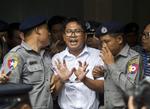 En af de to Reuters-journalister, Wa Lone, da han mandag blev ført ind i den retssal, hvor han modtog en dom på syv års fængsel.
    Thein Zaw/AP