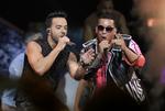 Luis Fonsi (t.v.) og Daddy Yankee står bag hittet 'Despacito', der er set langt over fem milliarder gange på YouTube.    Lynne Sladky/AP