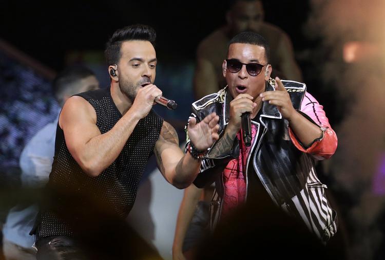 Luis Fonsi (t.v.) og Daddy Yankee står bag hittet 'Despacito', der er set langt over fem milliarder gange på YouTube.    Lynne Sladky/AP