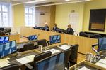 Dommerne har rigeligt at se til bag deres computerskærme i retten i Aarhus. Presset gør det svært at kigge op og se de tiltalte i øjnene.  Anders Rye Skjoldjensen