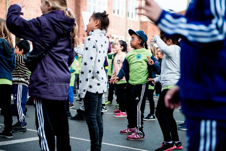 Det er ærgerligt, at der er skoler, som ikke prioriterer bevægelse særlig højt, mener tre debattører. Ritzau Scanpix