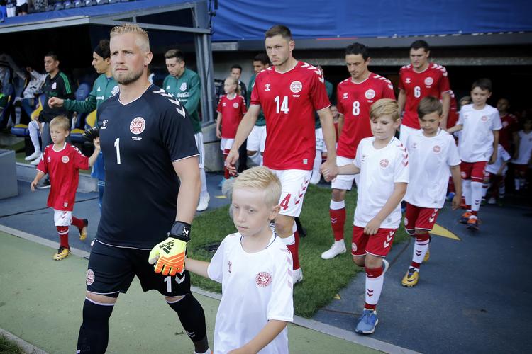 Kasper Schmeichel er dybt chokeret over, at ejeren af den engelske fodboldklub Leicester City, Vichai Srivaddhanaprabh, lørdag blev dræbt i et helikopterstyrt. Jens Dresling/POLFOTO