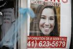 I over en måned var 20-årige Mollie Tibbetts forsvundet, inden hendes lig blev fundet. Nu anklager hendes familie højrefløjen for at slå plat på hendes død. 
   Charlie Neibergall/AP