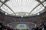Arthur Ashe Stadium regnes for verdens største tennisstadion med sine 23.000 pladser, og her ses banen med det nye rulletag trukket over sig.   Adam Hunger/AP