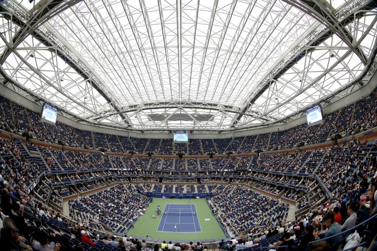 Arthur Ashe Stadium regnes for verdens største tennisstadion med sine 23.000 pladser, og her ses banen med det nye rulletag trukket over sig.   Adam Hunger/AP