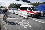 På grund af vejarbejde er der rejst et plaststakit mellem cykelstien og vejbanen på Hulgårdsvej. Kan det have medvirket til, at en kvindelig cyklist blev offer for en højresvingsulykke? Jens Dresling/POLFOTO