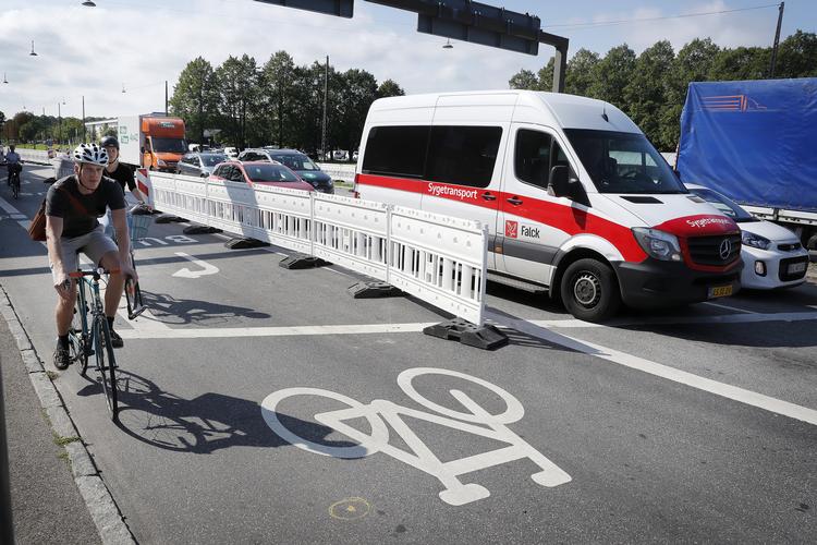 På grund af vejarbejde er der rejst et plaststakit mellem cykelstien og vejbanen på Hulgårdsvej. Kan det have medvirket til, at en kvindelig cyklist blev offer for en højresvingsulykke? Jens Dresling/POLFOTO