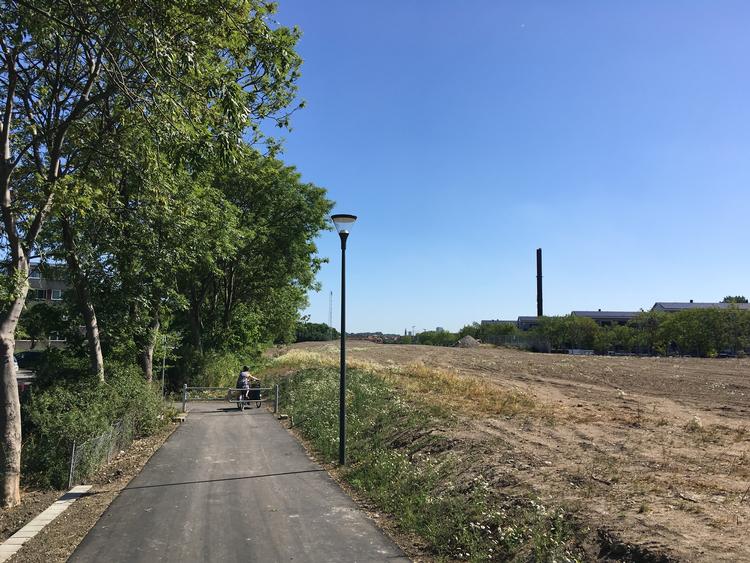 Kulbaneparken bliver anlagt som en langstrakt park på 4 hektar langs Kulbanevej mellem to almene boligforeninger - Henriksgården (tv.) og Hornemanns Vænge (th.). Frederik Buhl Kristensen