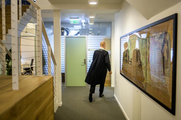 Sekretariatschef for retten i Aarhus, Rasmus Foged, på vej ned af gangen. Retterne overdriver, hvor grelt det står til med nedskæringerne, mener retsordfører Preben Bang Henriksen (V).   Anders Rye Skjoldjensen