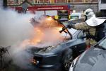 Hovedstadens Beredskab slukker en bil i brand på Nørre Voldgade i København. Henover sommeren er mere end 60 biler forvandlet til vrag. Jens Dresling/POLFOTO