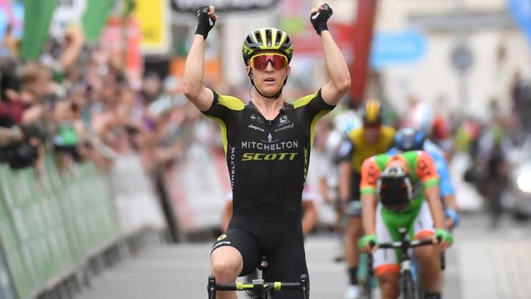 Cameron Meyer jubler over etapesejren, mens den slagne Alessandro Tonelli bøjer hovedet i skuffelse. Han kunne dog senere trøste sig med at have erobret førertrøjen i kraft af bonussekunder erobret undervejs. Foto: Tour of Britain. 