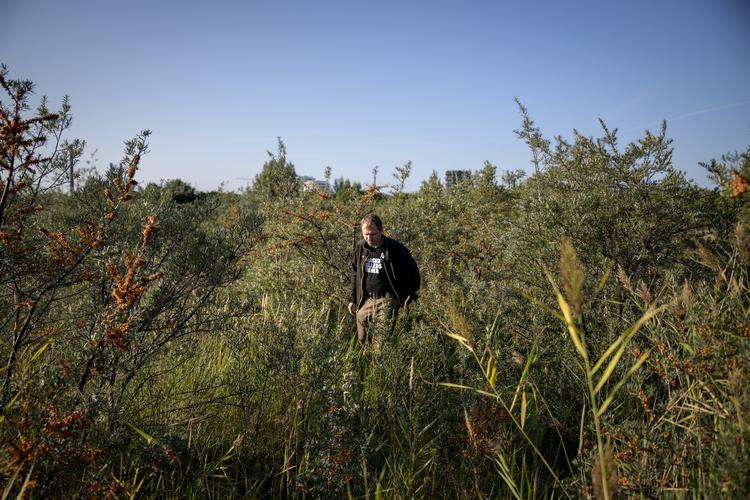 Steffen Rasmussen fra gruppen Amager Fælleds Venner på området ved vandrerhjemmet overfor Bella Center, hvor det omstridte byggeri på Amager Fælled skal bygges. Arkivfoto. 
   Anders Rye Skjoldjensen