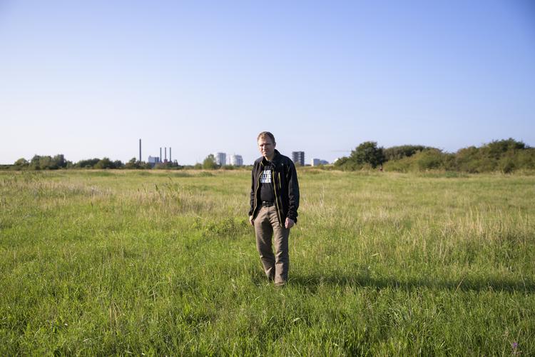 Steffen Rasmussen, talsmand for Amager Fælleds venner på 'Lærkesletten' overfor Bella Center, hvor det omstridte byggeri på Amager Fælled måske skal bygges i - i stedet for den omstridte hjørnegrund med sårbar natur  Anders Rye Skjoldjensen