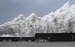 Kraftig blæst pisker bølgerne ved havnen i Aki.  Ichiro Sakano/AP