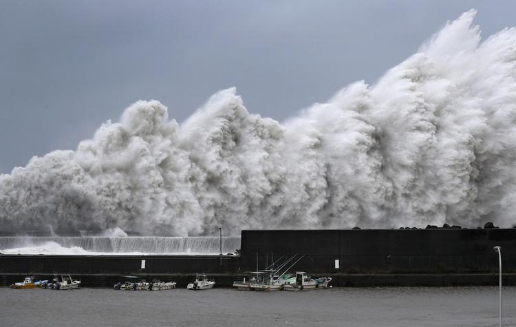 Kraftig blæst pisker bølgerne ved havnen i Aki.  Ichiro Sakano/AP