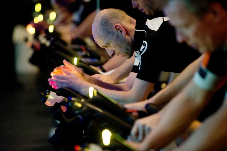 
    Vægttræning, løbebånd, maskiner, fitness, yoga, spinning, pilates. Sved, drikkedunke, sportsernæring, omklædningsrum, sportstasker.
Crosstrainer, crossfit, vægtskiver, talkum, kettlebells - alt hvad der har at gøre med fitness og træning. Sundhed, livsstil, styrketræning.
   Finn Frandsen/POLFOTO