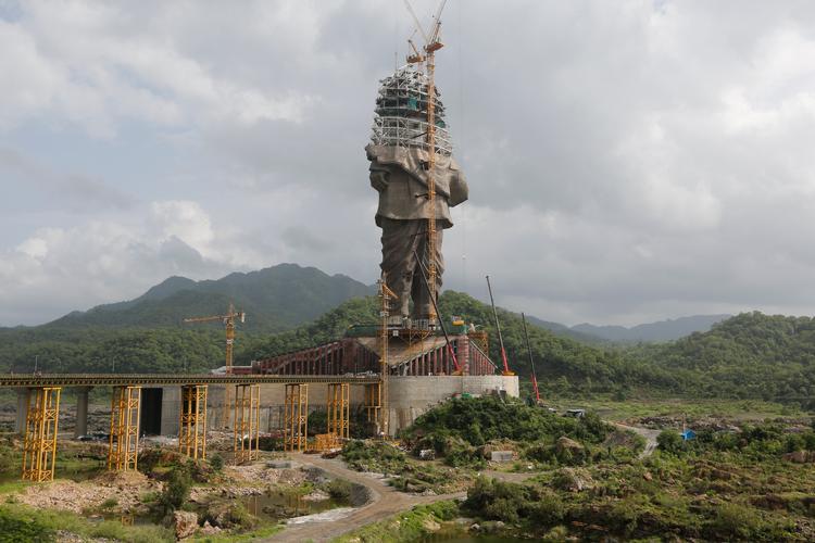 Den 182 meter høje statue af den indiske frihedshelt Sardar Vallabhbhai Patel vil blive indviet den 31. oktober. Ajit Solanki/AP/AP