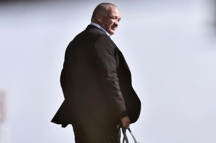 John 'Faxe' Jensen på vej ud til flyet i Roskilde Lufthavn. Herfra går turen til Slovakiet. Mads Claus Rasmussen/Ritzau Scanpix