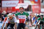 Elia Viviani suser over stregen som vinder for 17. gang i denne sæson, mens verdensmesteren Peter Sagan (t.v.) på andenpladsen er chanceløs.
   Miguel Riopa/Ritzau Scanpix