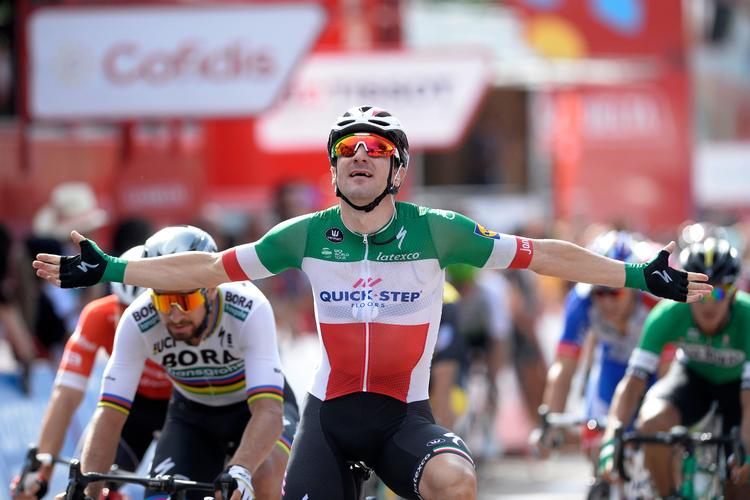 Elia Viviani suser over stregen som vinder for 17. gang i denne sæson, mens verdensmesteren Peter Sagan (t.v.) på andenpladsen er chanceløs.
   Miguel Riopa/Ritzau Scanpix