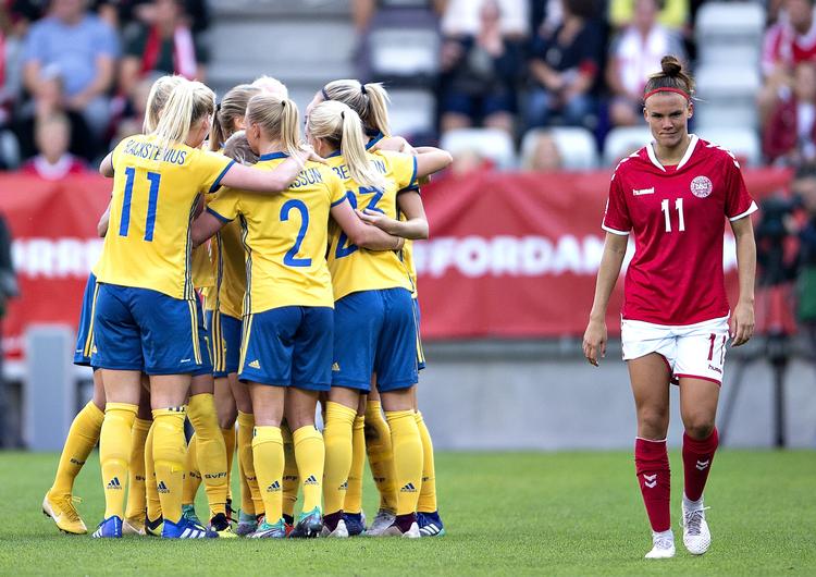 Sveriges Sofia Jakobsson har scoret til 1-0 i kvindelandsholdets VM-kvalifikationskamp.
   Henning Bagger/Ritzau Scanpix