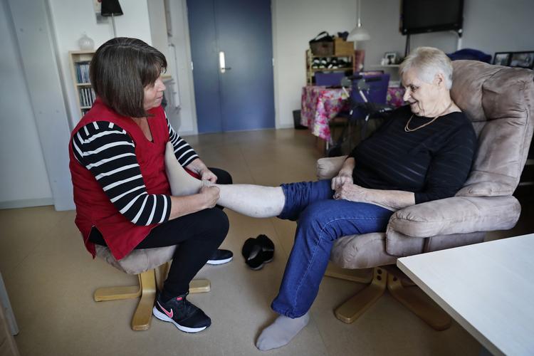 Om morgenen er der bedst tid til både pleje,omsorg og socialisering med de ældre. Jens Dresling/POLFOTO