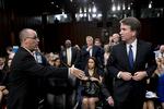 Fred Guttenberg, far til Jamie Guttenberg, der blev dræbt i et skyderi på The Stoneman Douglas High School, forsøger forgæves at give hånd til Donald Trumps Supreme højesteretskandidat  Brett Kavanaugh. Andrew Harnik/AP