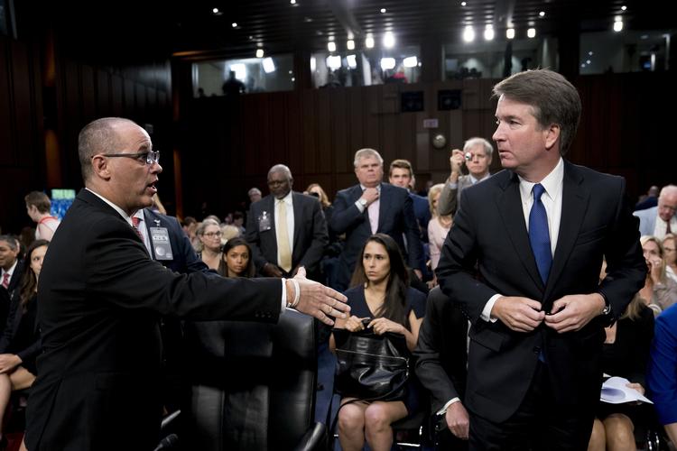 Fred Guttenberg, far til Jamie Guttenberg, der blev dræbt i et skyderi på The Stoneman Douglas High School, forsøger forgæves at give hånd til Donald Trumps Supreme højesteretskandidat  Brett Kavanaugh. Andrew Harnik/AP
