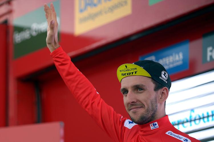 Simon Yates hyldedes for to år siden som etapevinder i Luintra - byen i Galicien, han i dag vender tilbage til iført den røde førertrøje.

   Jorge Guerrero/Ritzau Scanpix