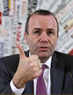 Den tyske CSU-politiker Manfred Weber, som leder Europa-Parlamentets største politiske gruppe, EPP, melder sig ind i kampen om at efterfølge Jean-Claude Juncker som formand for EU-Kommissionen.
    European People's Party President Manfred Weber speaks during a press conference at the Foreign Press Club in Rome, Wednesday, Feb. 21, 2018. Weber met with Former Italian Premier Silvio Berlusconi. The three-time premier, who can't run himself because of a tax fraud conviction, is heading up a center-right coalition that hopes to retake power in March 4 general elections. (AP Photo/Domenico Stinellis)
   Domenico Stinellis/AP